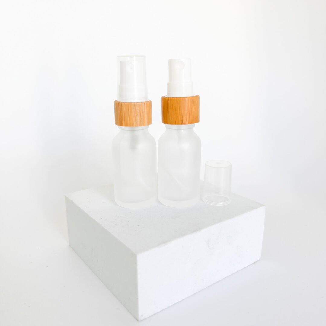 15ml Frosted Glass Bottle with Bamboo Spray Top 02